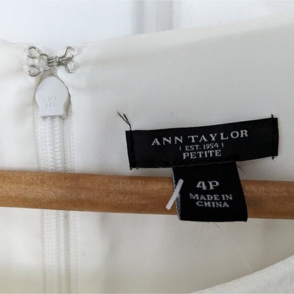 Ann Taylor Off White Shift Dress Size 4 Petite NEW - Picture 2 of 10